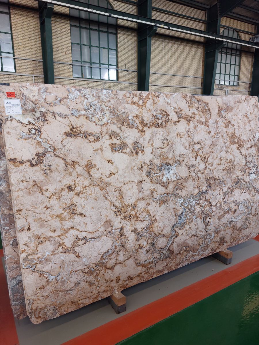 الحجر الطبيعي يشمل: الرخام، الترافرتين، الغرانيت، الأونيكس، الحجر الجيري، والكريستال (الرخام الأبيض). ad photo